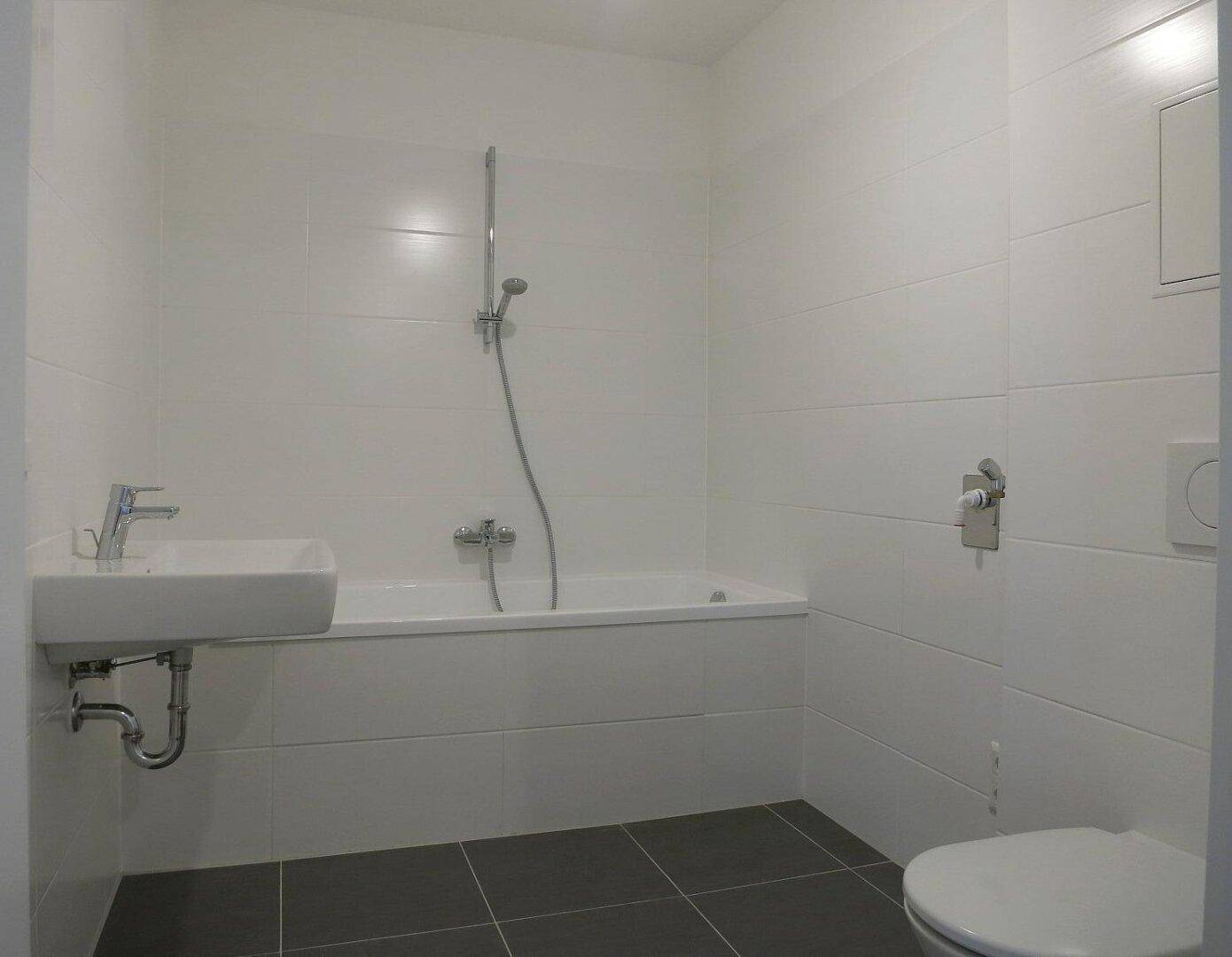 05 Badezimmer mit Wanne, WT, WM-Anschluss und WC