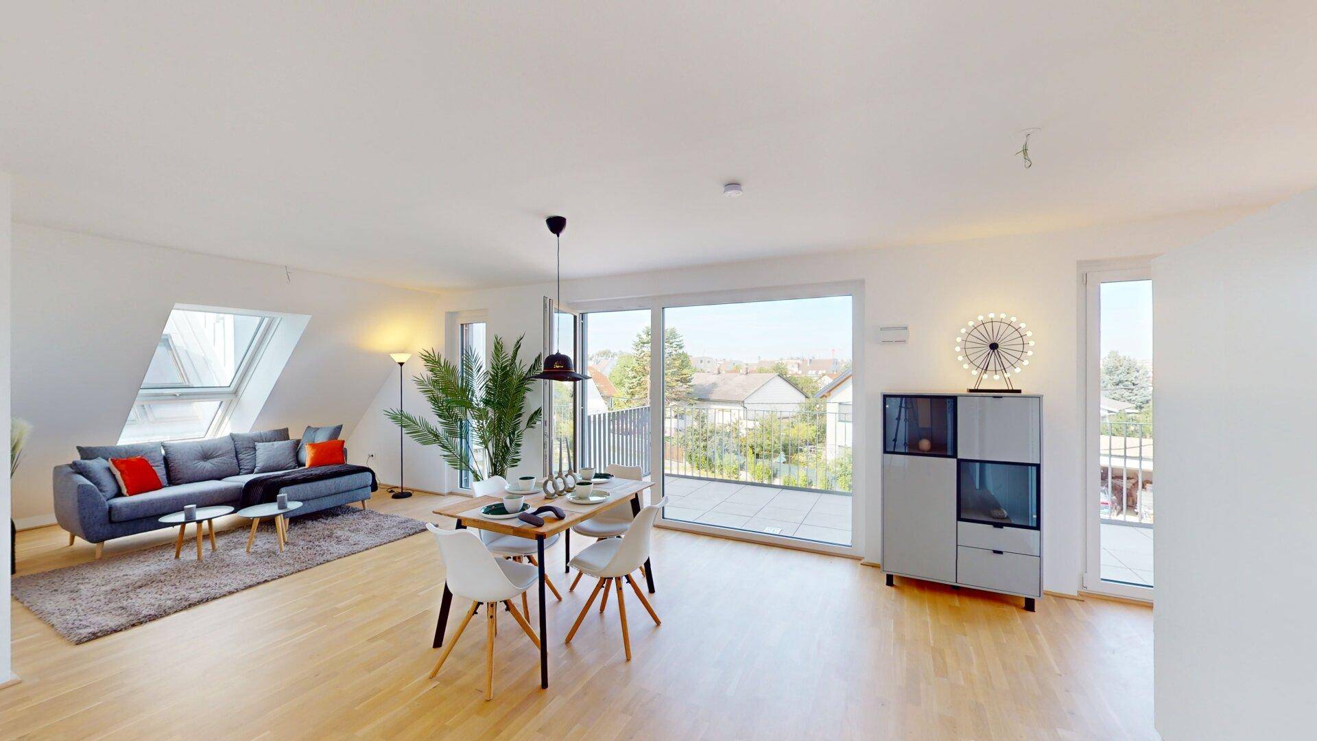 Offener Wohn- und Essbereich mit gemütlicher Sitzecke und Zugang zur großen Dachterrasse.