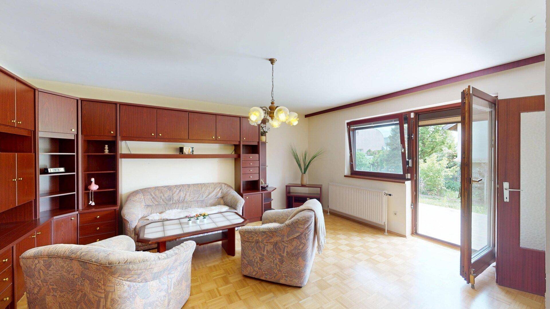 Charmantes Einfamilienhaus mit Garten und Garage in Wien-Eßling – mit Modernisierungspotenzial - Ansicht 2