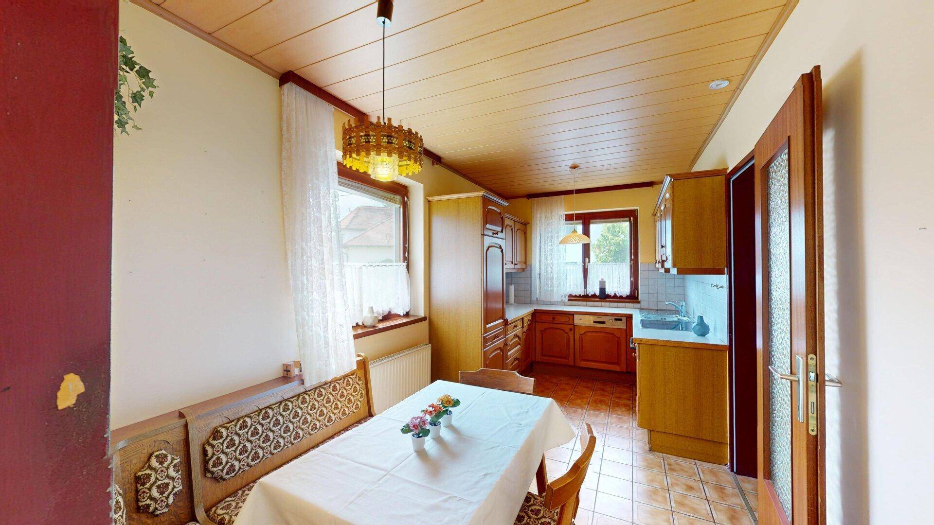 Charmantes Einfamilienhaus mit Garten und Garage in Wien-Eßling – mit Modernisierungspotenzial - Ansicht 4