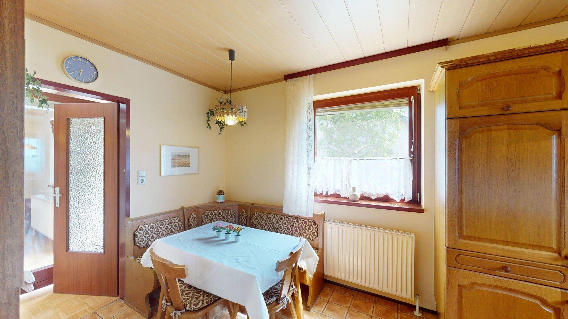 Charmantes Einfamilienhaus mit Garten und Garage in Wien-Eßling – mit Modernisierungspotenzial - Ansicht 6