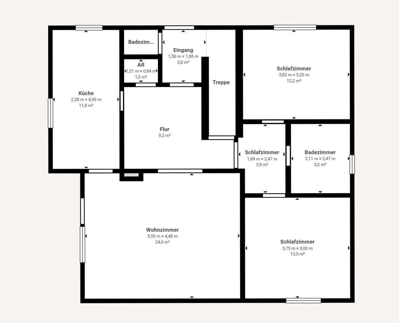 Grundriss des Erdgeschosses mit Küche, Wohnzimmer, drei Schlafzimmern und zwei Bädern.