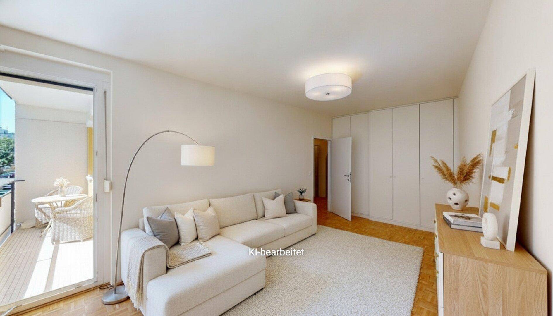 Geräumiges Wohnzimmer mit modernem Sofa, Parkettboden und Zugang zum sonnigen Balkon.