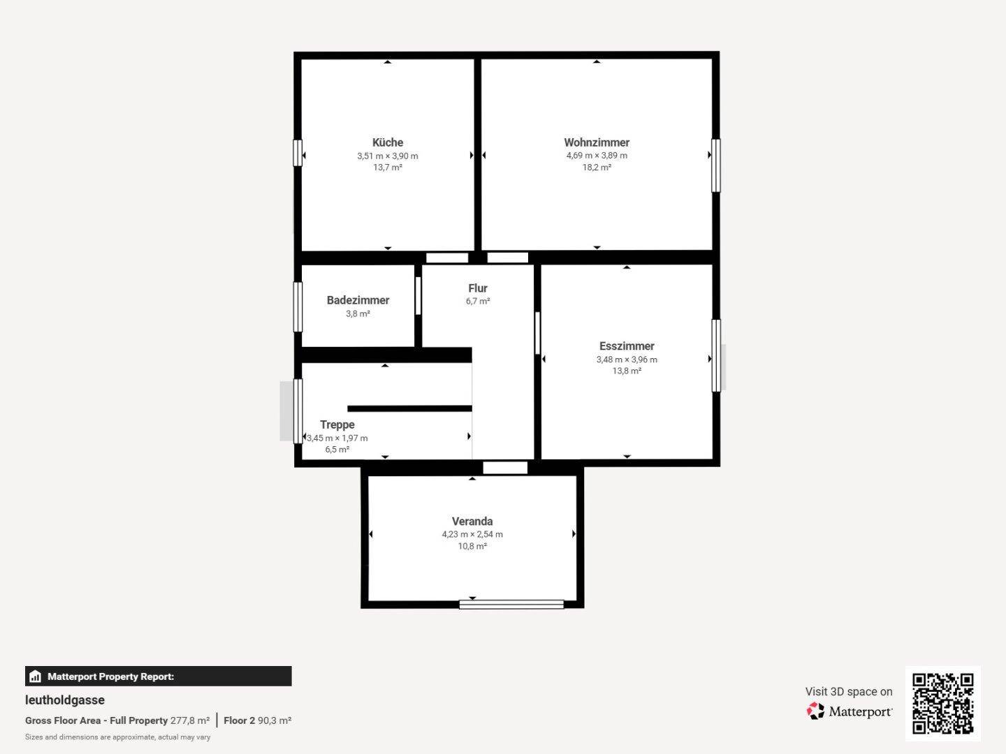 Grundriss des ersten Obergeschosses mit Küche, Wohnzimmer, Esszimmer und Veranda.