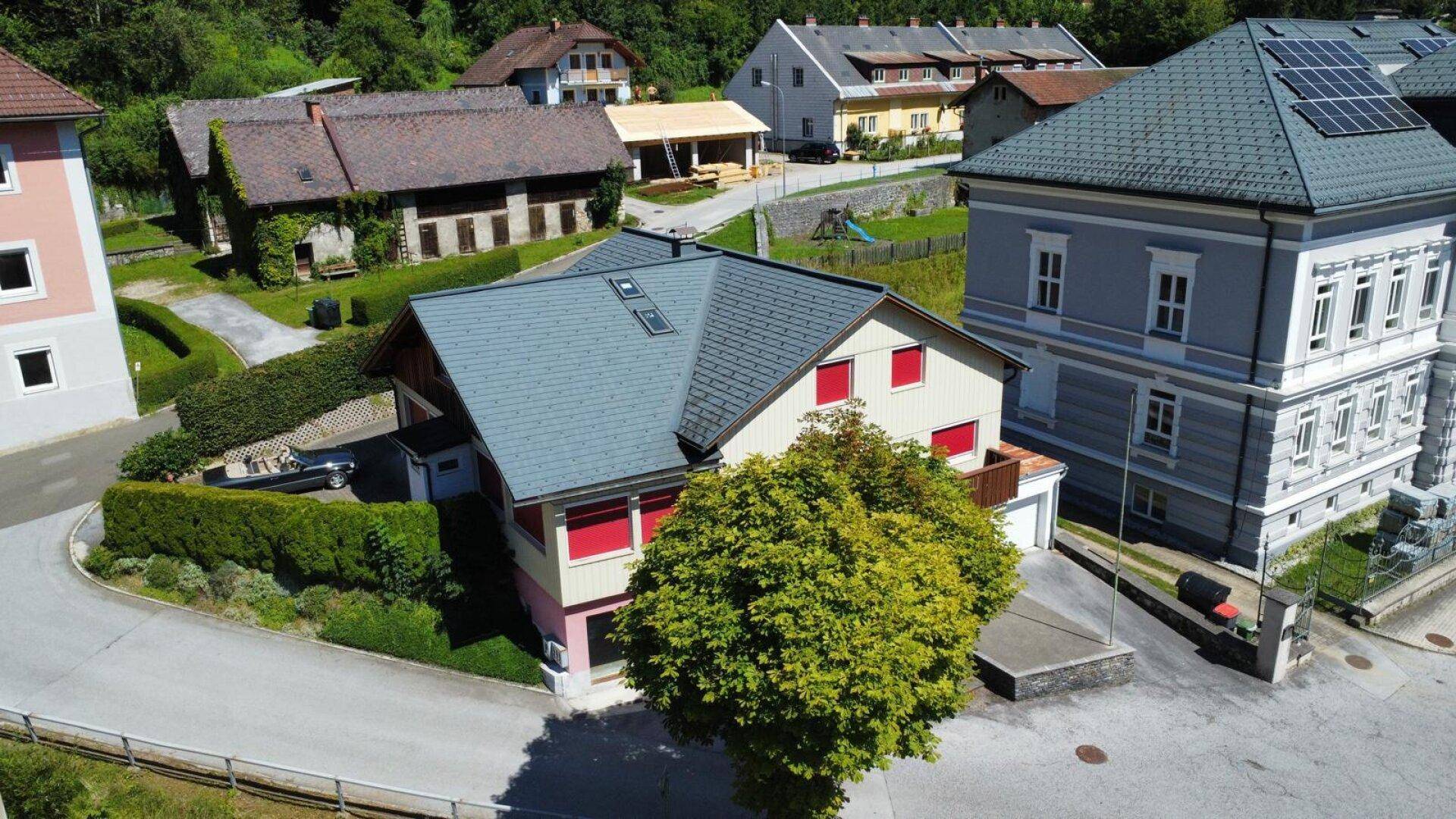 Übersicht aus der Vogelperspektive mit dem Haus, einem großen Baum und der umliegenden Bebauung.