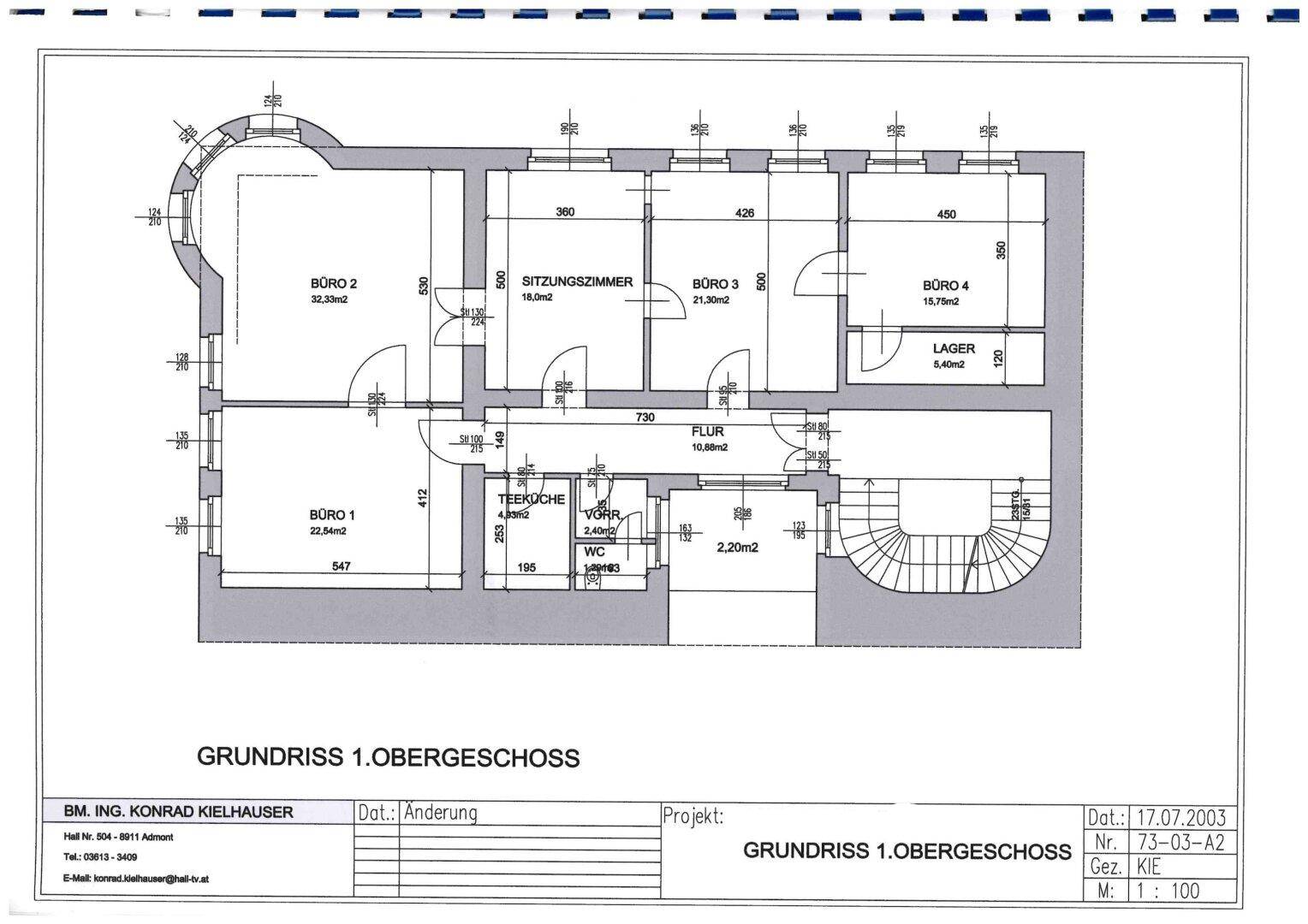 Grundriss des ersten Obergeschosses mit Büros, Sitzungszimmer und Teeküche.