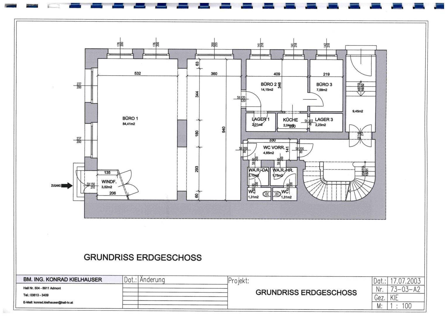 Grundriss des Erdgeschosses mit Büroräumen, Lagerflächen und Sanitäranlagen.