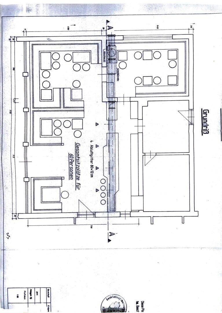 Handgezeichneter Grundriss mit Sitzplatzanordnung für bis zu 60 Personen und Sanitärbereichen.
