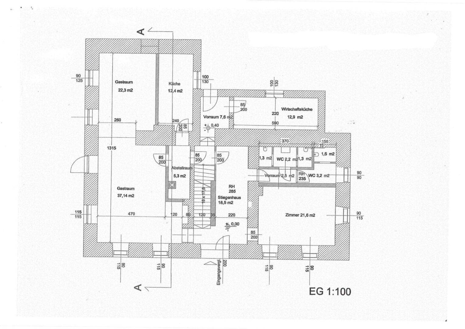 Grundriss des Erdgeschosses mit Gasträumen, Küche und Sanitärbereichen.