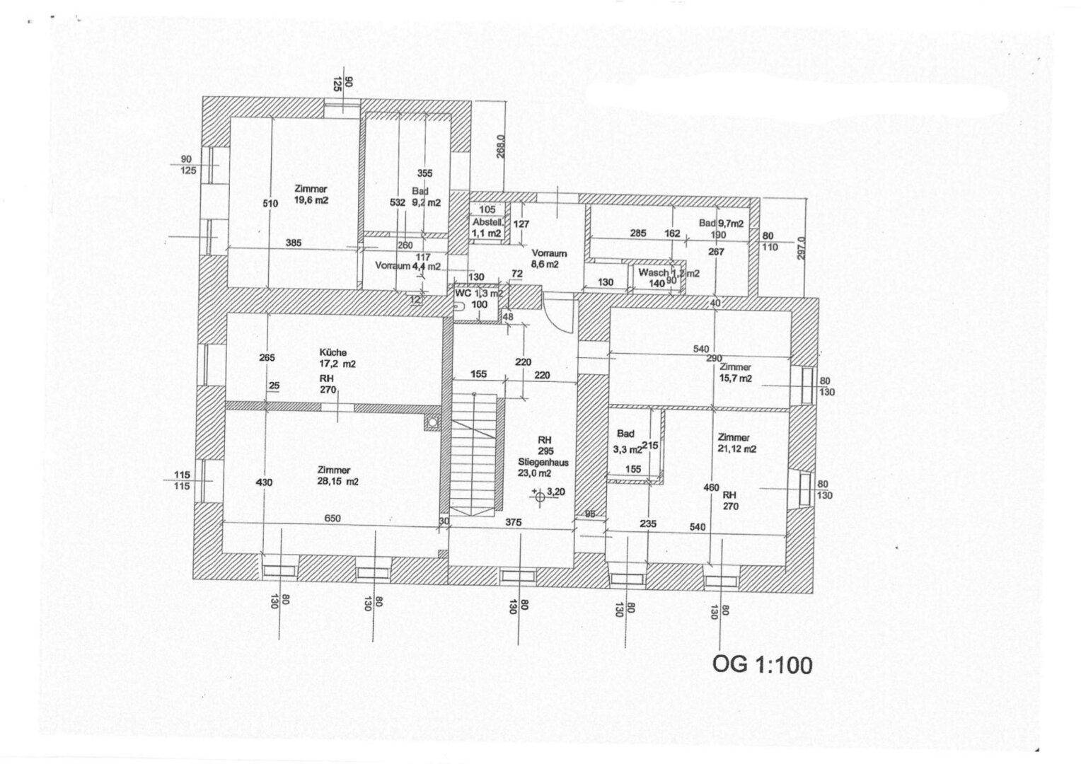 Grundriss des Obergeschosses mit mehreren Zimmern, Bädern und einem Balkon.