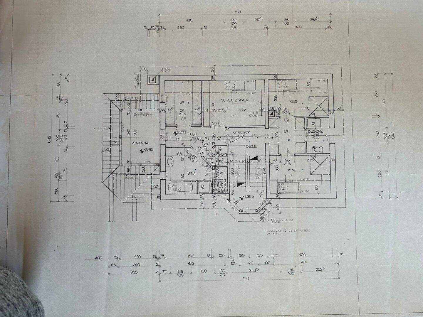 Grundriss des Obergeschosses mit zwei Schlafzimmern, zwei Bädern und einer Veranda.