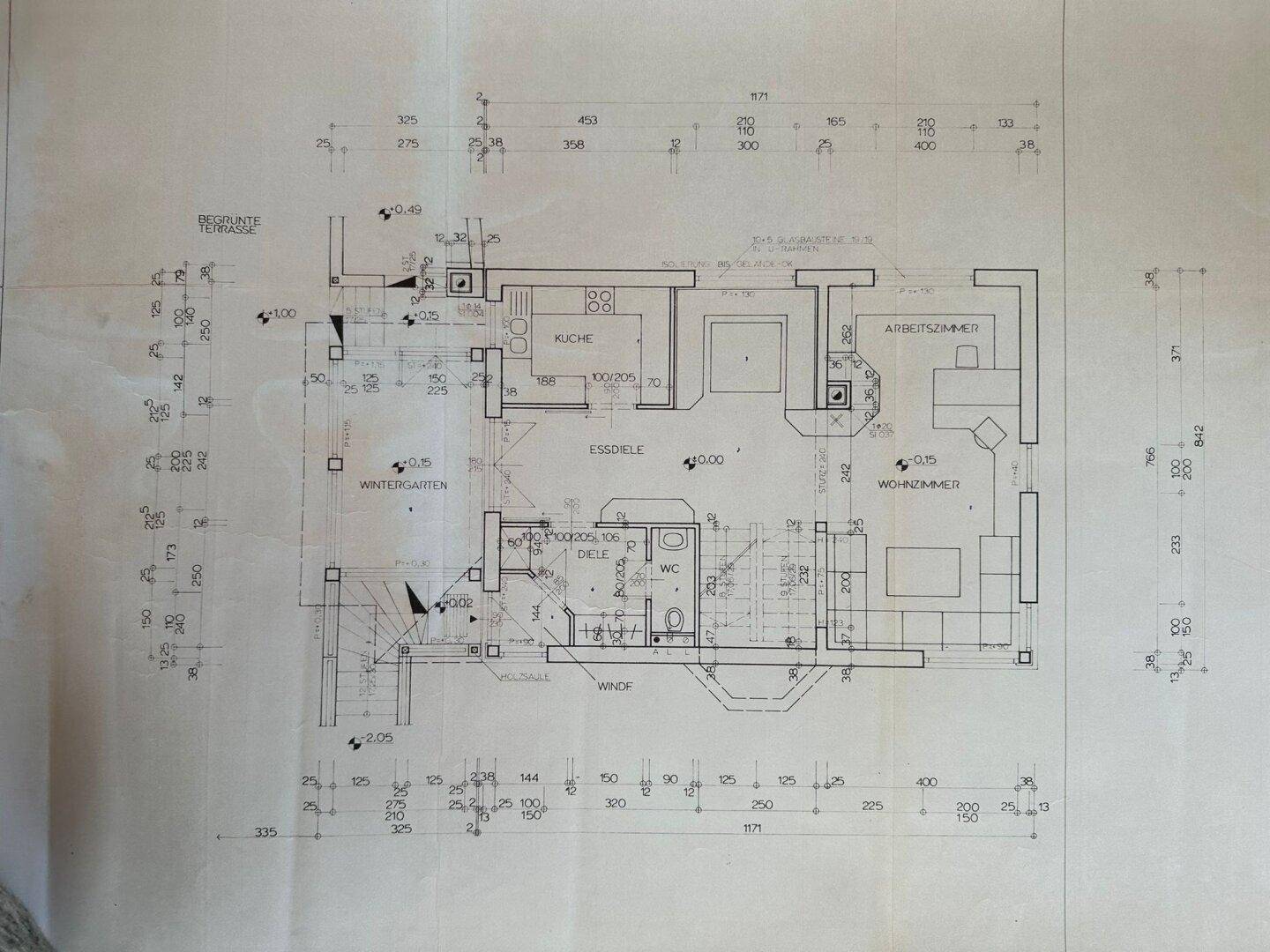 Grundriss des Erdgeschosses mit offener Küche, Essbereich, Wohnzimmer und Wintergarten.