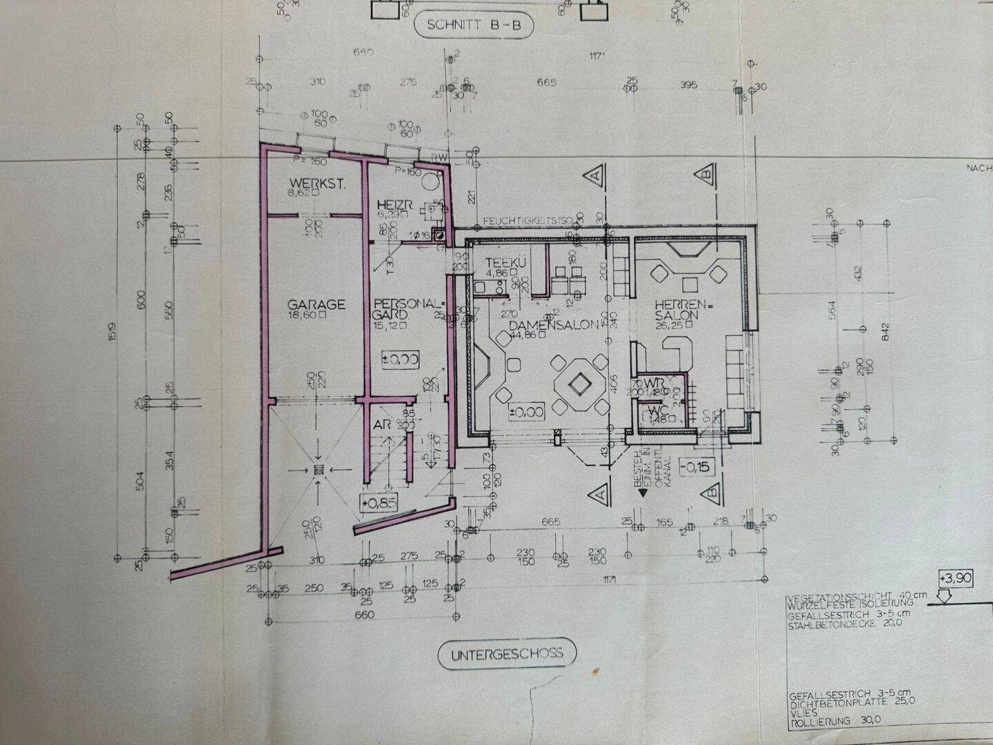 Grundriss des Untergeschosses mit Garage, Heizraum, Teeküche und zwei Salons.