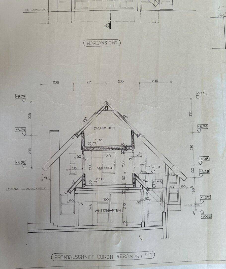 Schnittzeichnung durch die Veranda und den Wintergarten, zeigt die Dachkonstruktion.
