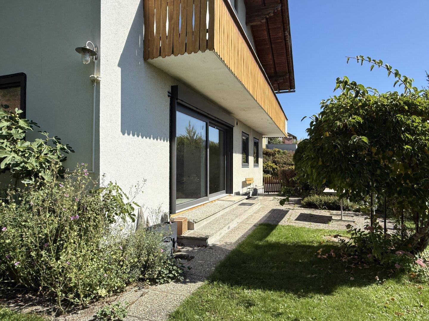 Wohnhaus mit Terrasse, Garagen, Keller und schönem Garten - Widok 3