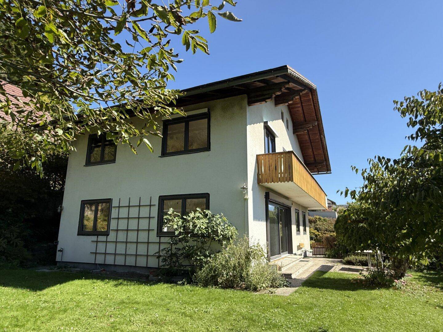 Wohnhaus mit Terrasse, Garagen, Keller und schönem Garten - Widok 4