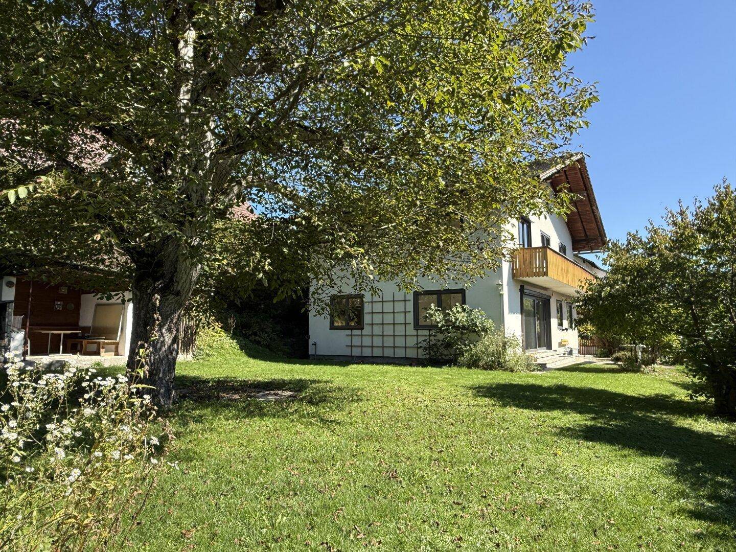 Wohnhaus mit Terrasse, Garagen, Keller und schönem Garten - Widok 2
