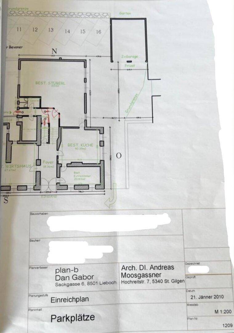Grundriss des Erdgeschosses mit Wirtshausbereich, Foyer, Küche und Parkplätzen.