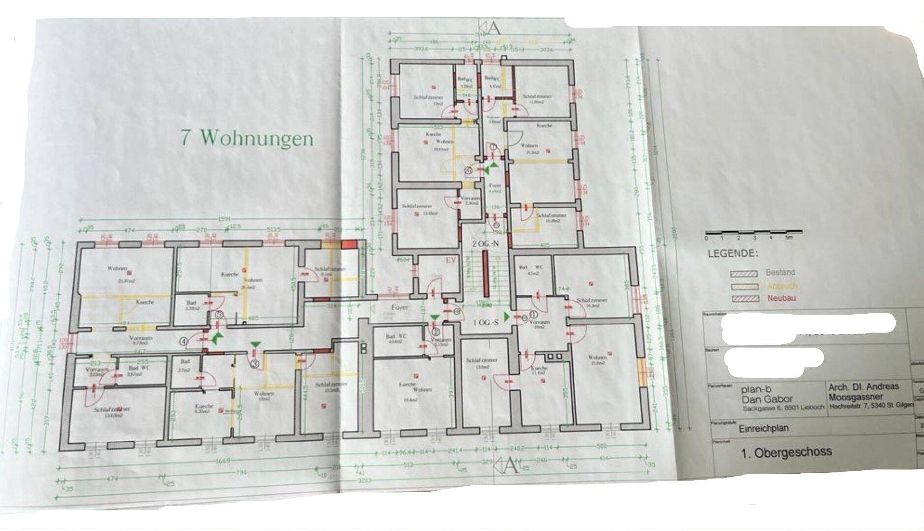Grundriss des ersten Obergeschosses mit mehreren Wohnungen und Zimmeraufteilung.