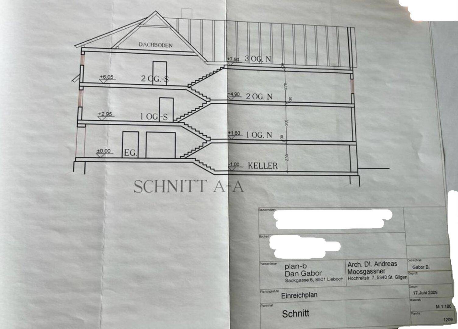 Gebäudeschnitt A-A zeigt die Aufteilung von Keller, Erdgeschoss, Obergeschossen und Dachboden.
