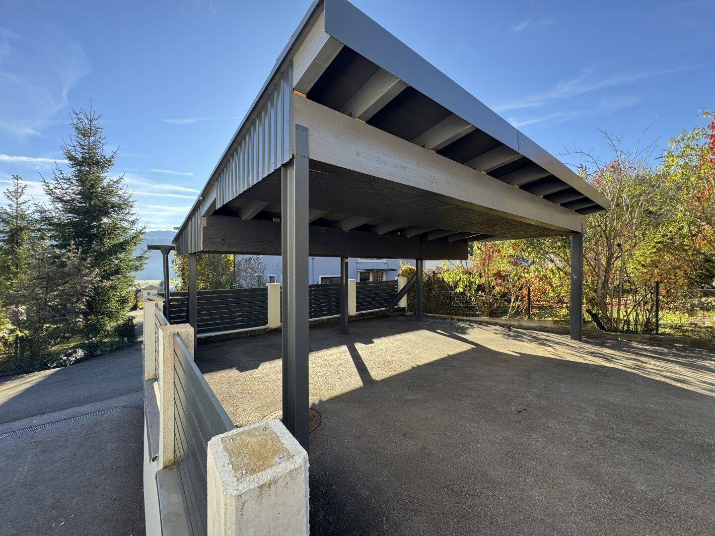 Geräumiger Carport mit stabiler Konstruktion, bietet geschützten Parkraum für Fahrzeuge.
