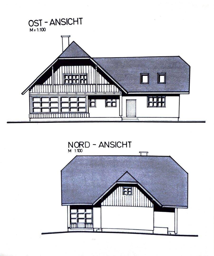 Architektonische Zeichnung zeigt die Ost- und Nordansicht eines Hauses mit Satteldach und Balkon.