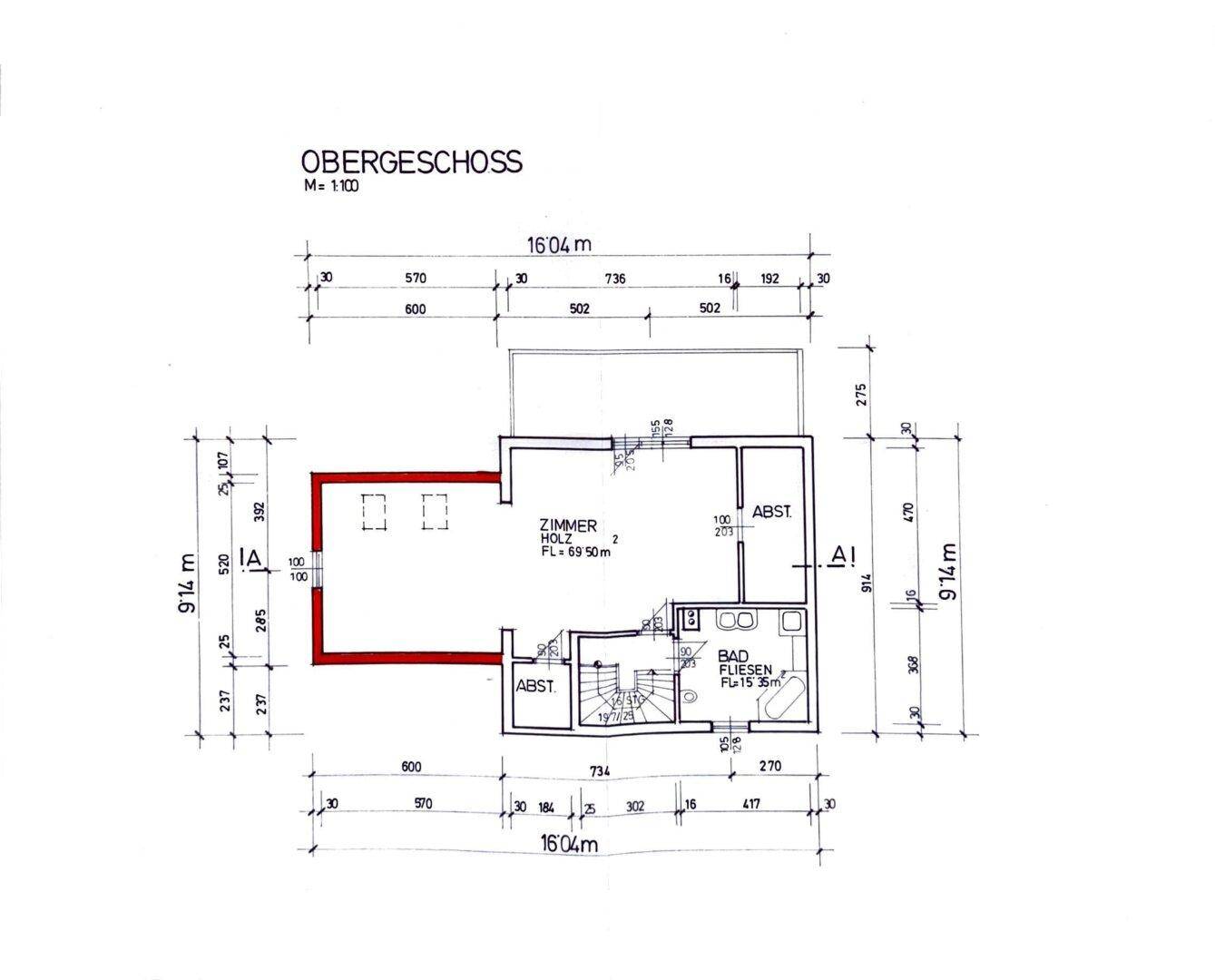 Grundriss des Obergeschosses mit Zimmern und Abstellräumen unter dem Dach.