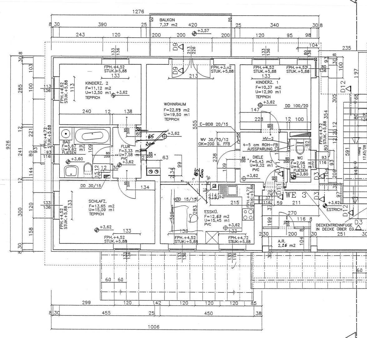Detaillierter Grundriss der Wohnung mit offenem Wohnbereich, Balkon und mehreren Zimmern.