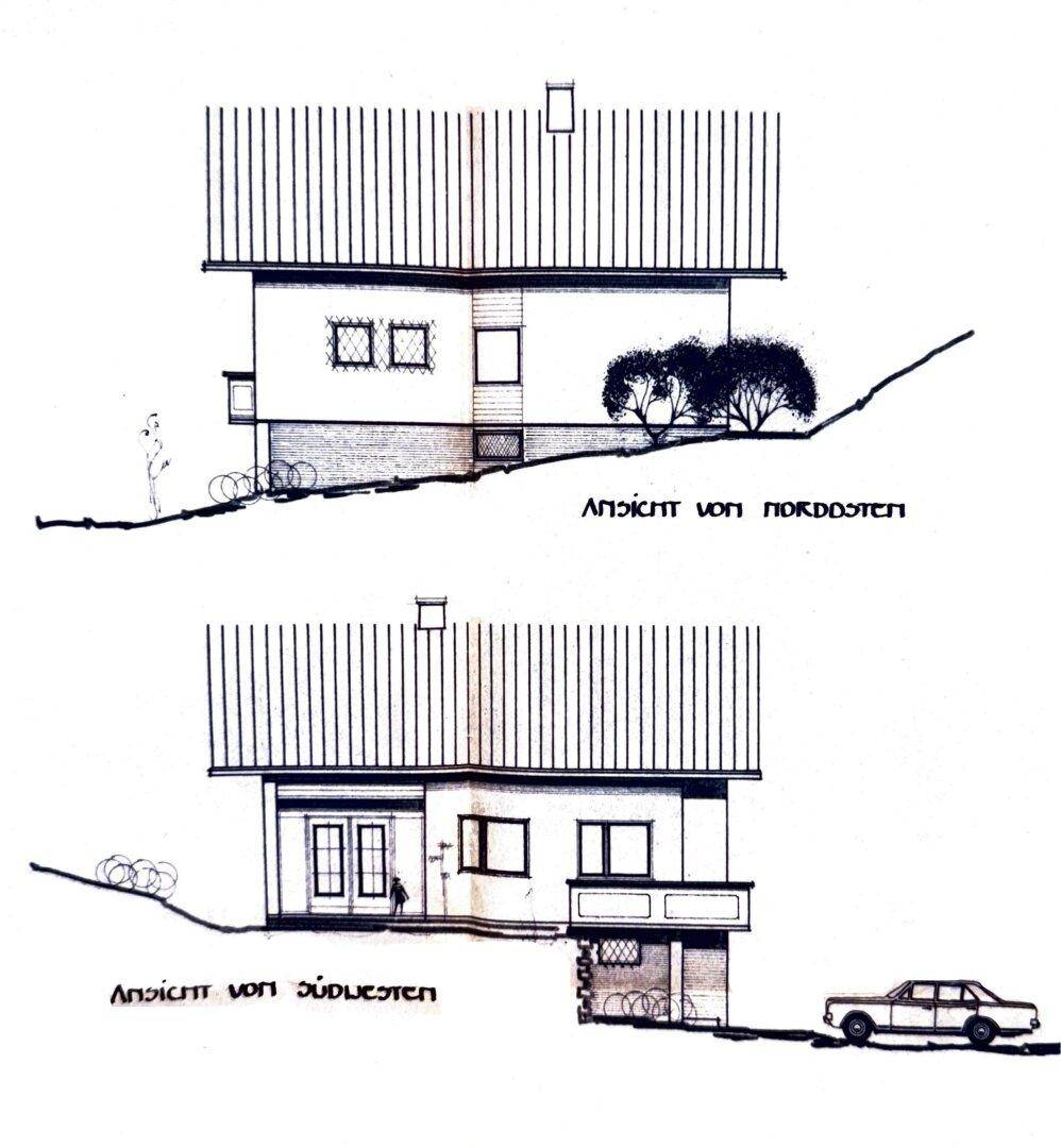 Ansichten des Wohnhauses von Nordosten und Südwesten mit Balkon und Garage.