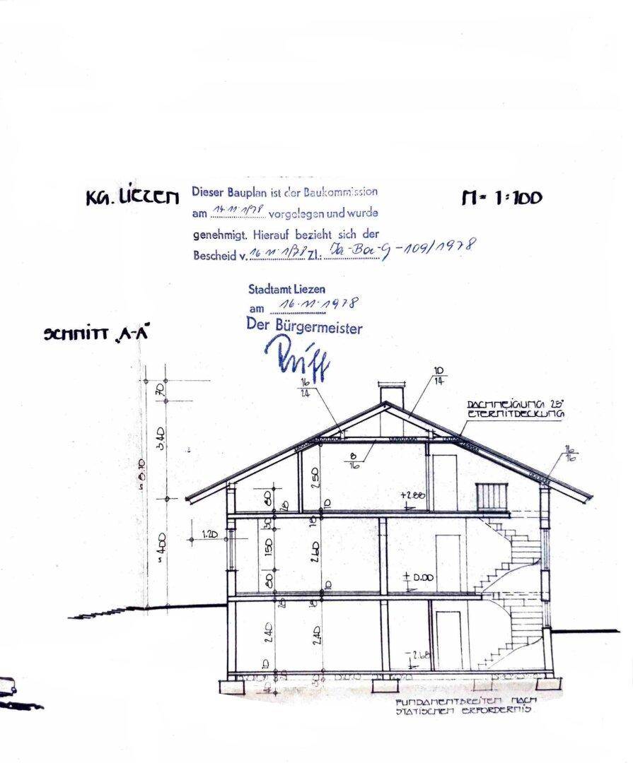 Schnittansicht des Gebäudes mit Dachneigung und Treppenhaus, sowie Genehmigungsstempel.