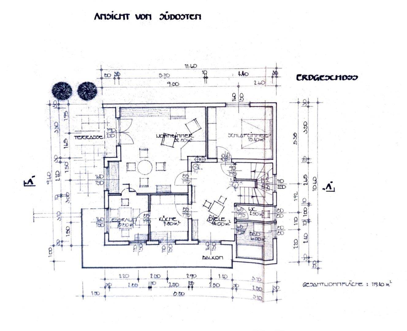 Detaillierter Grundriss des Erdgeschosses mit Terrasse, Balkon und verschiedenen Räumen.