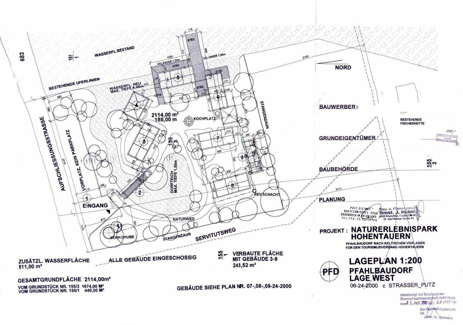 Lageplan des Naturerlebnisparks mit Gebäuden, Wegen, Wasserflächen und Parkplätzen.