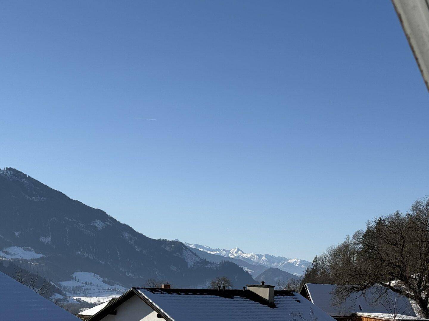 Weitläufiger Blick auf die schneebedeckten Berge und die umliegende Naturlandschaft.