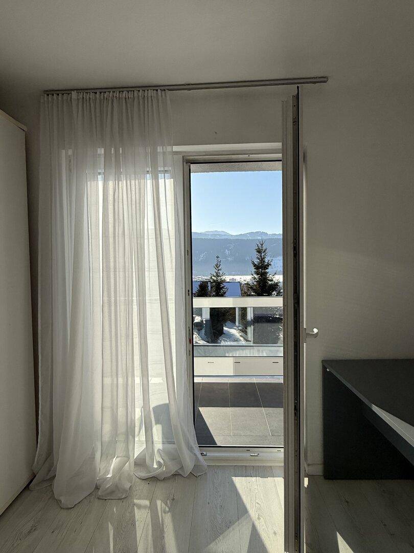 Große Balkontür im Schlafzimmer bietet Zugang zum Außenbereich und weite Aussicht.