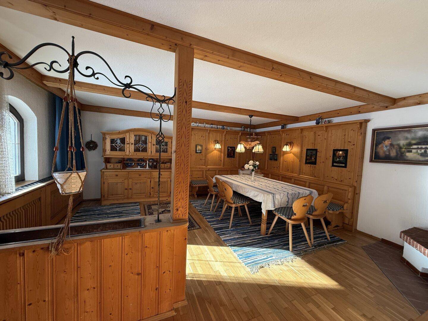 Traditioneller Essbereich mit viel Holzvertäfelung, Holzbalken und rustikalen Möbeln.