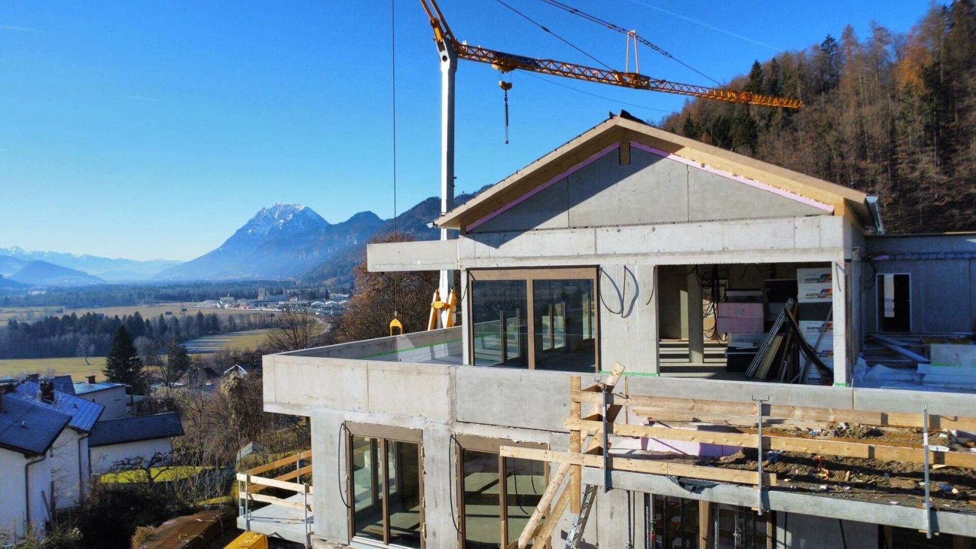 Neubauprojekt mit weitem Bergblick und moderner Architektur im Rohbau.