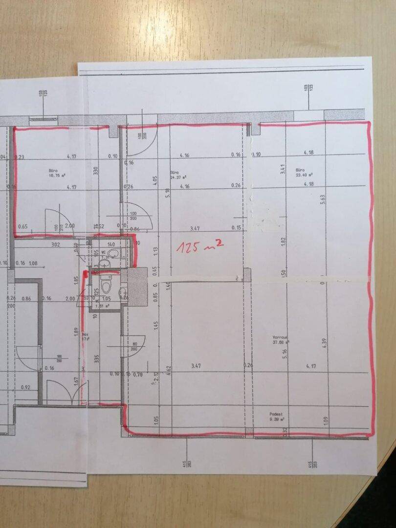 Handgezeichneter Grundrissplan mit Raumaufteilung und markierter Gesamtfläche von 125 m².