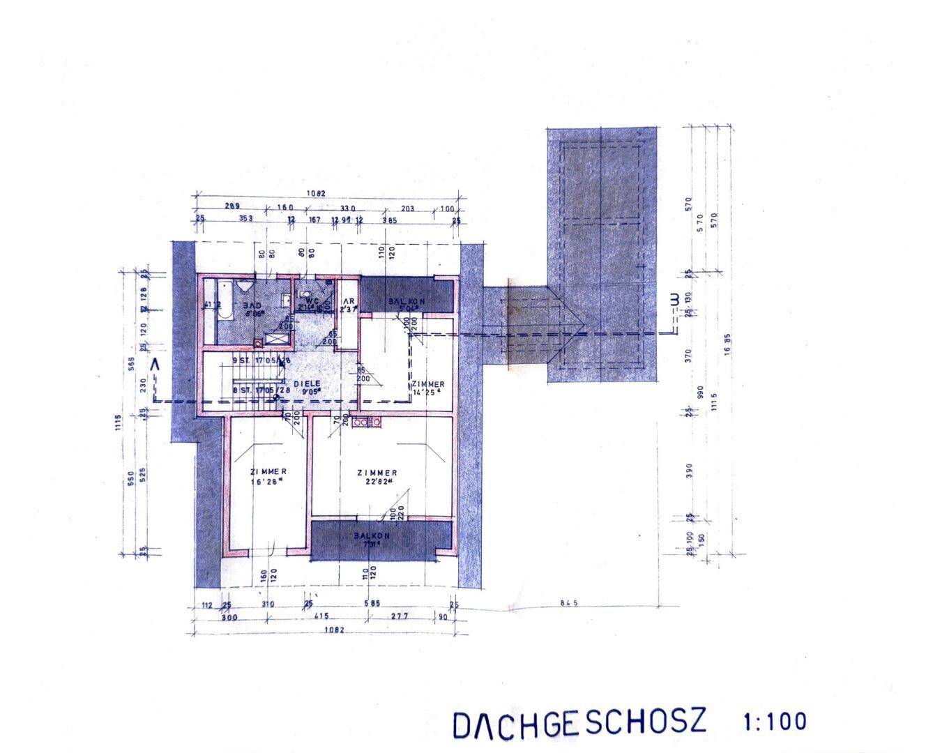 Grundriss des Dachgeschosses mit Schlafzimmern, Badezimmer und Balkonzugang.