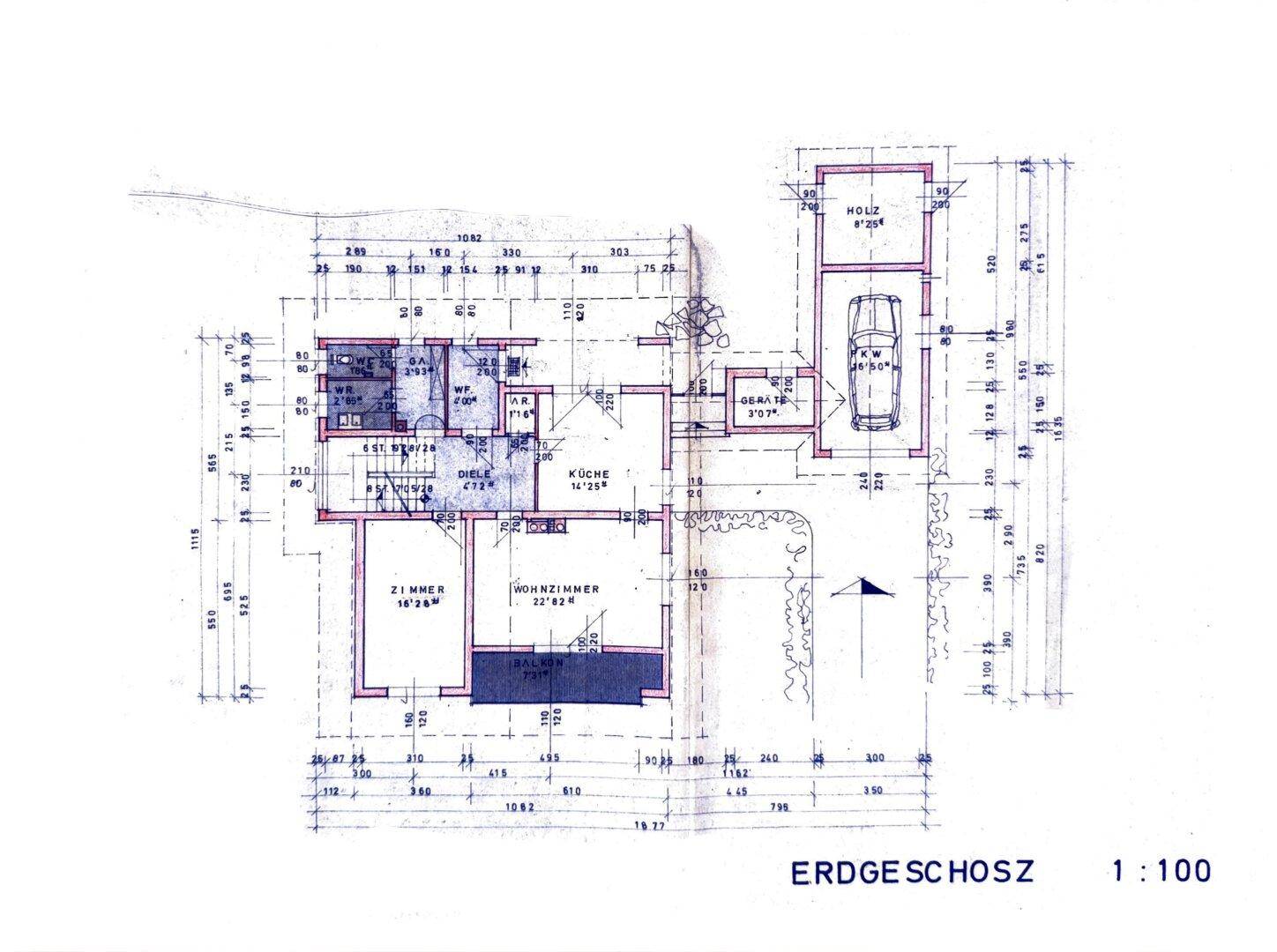 Grundriss des Erdgeschosses mit Wohnzimmer, Küche und integrierter Garage.