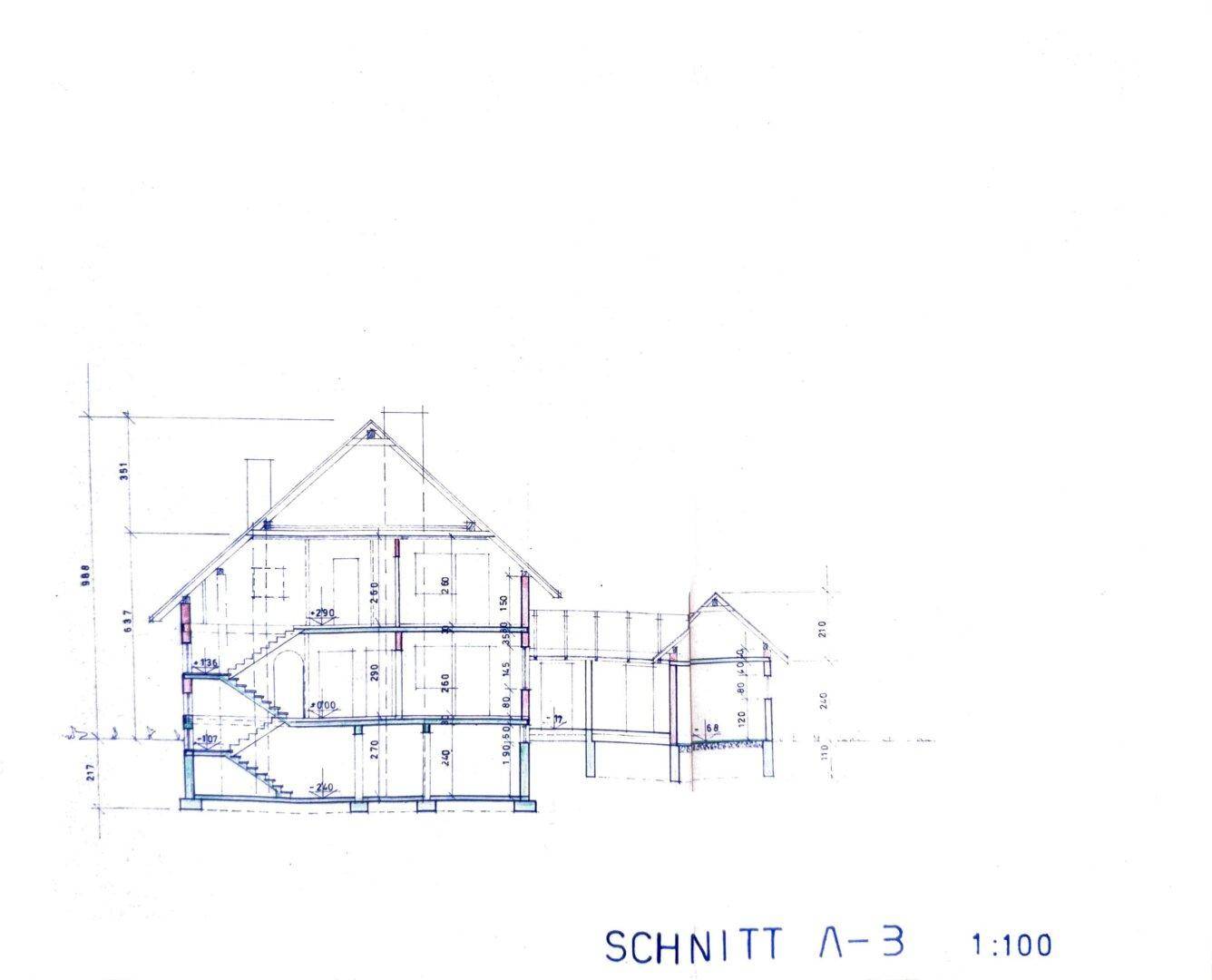 Schnittzeichnung des Hauses zeigt die interne Struktur, Geschosse und Dachneigung.