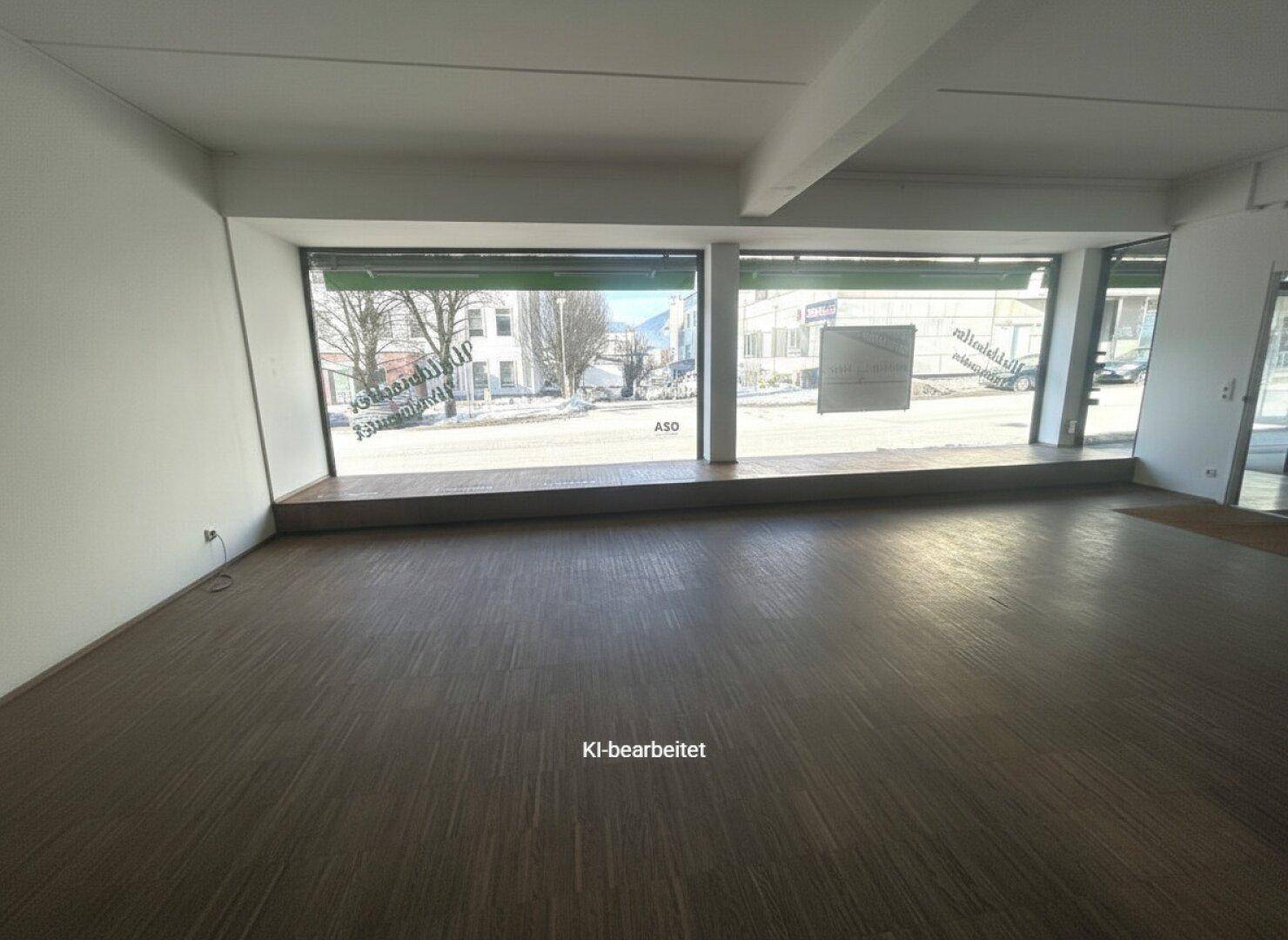Heller Gewerberaum mit breiten Schaufenstern und Blick auf die belebte Straße.