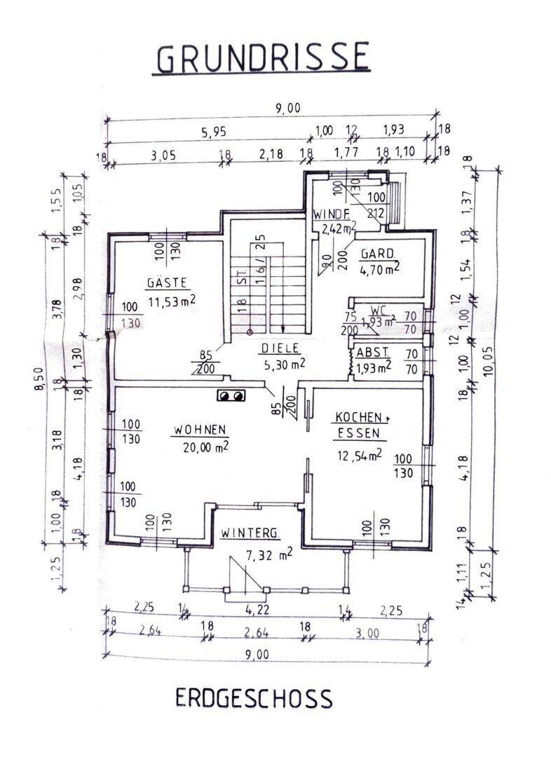 Grundriss des Erdgeschosses mit Wohnzimmer, Küche-Essbereich, Gäste-WC und Wintergarten.