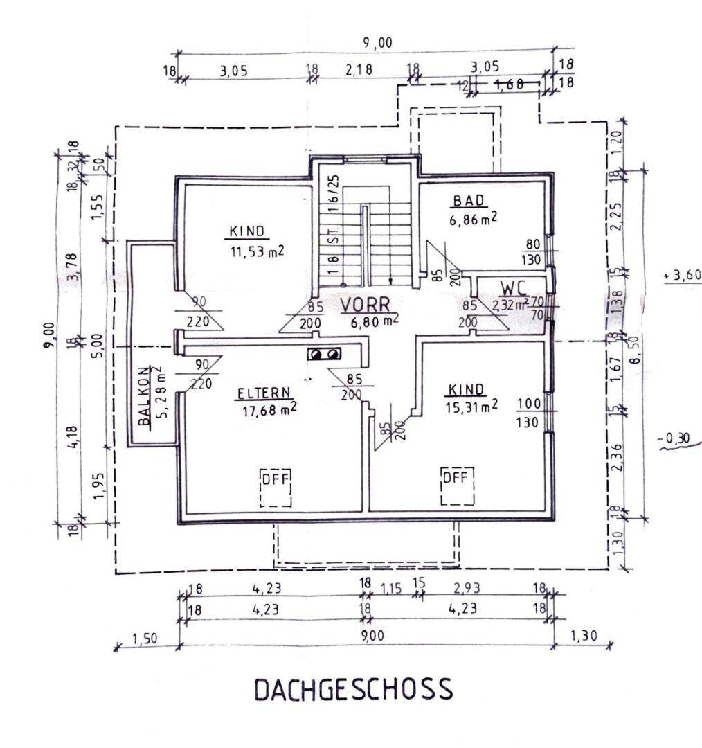 Grundriss des Dachgeschosses mit zwei Schlafzimmern, Badezimmer, separatem WC und Balkon.