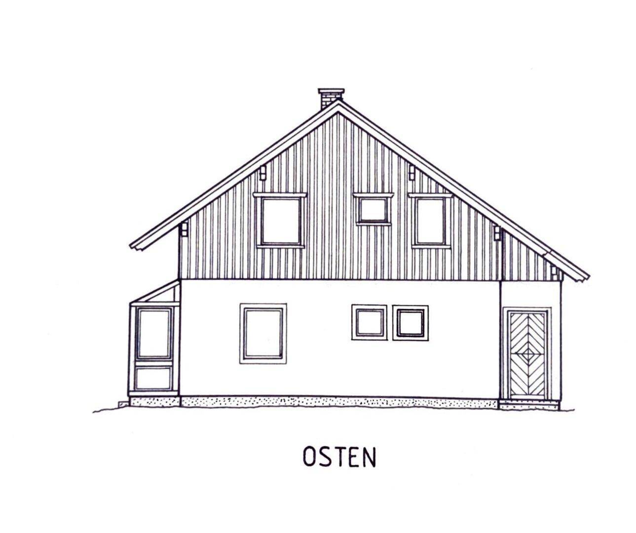 Ostansicht des Hauses mit Fenstern und dem Haupteingangsbereich.
