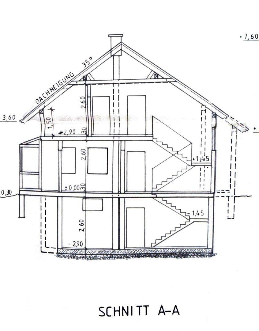 Schnittansicht des Hauses, die die verschiedenen Stockwerke und die Dachneigung zeigt.