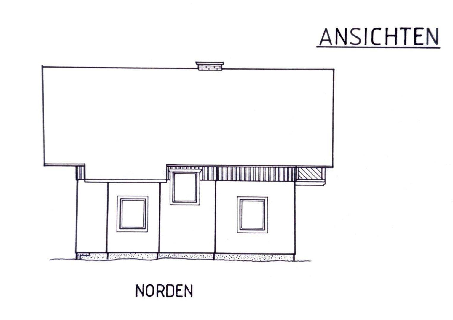 Nordansicht des Hauses mit schlichter Fassade und Satteldach.