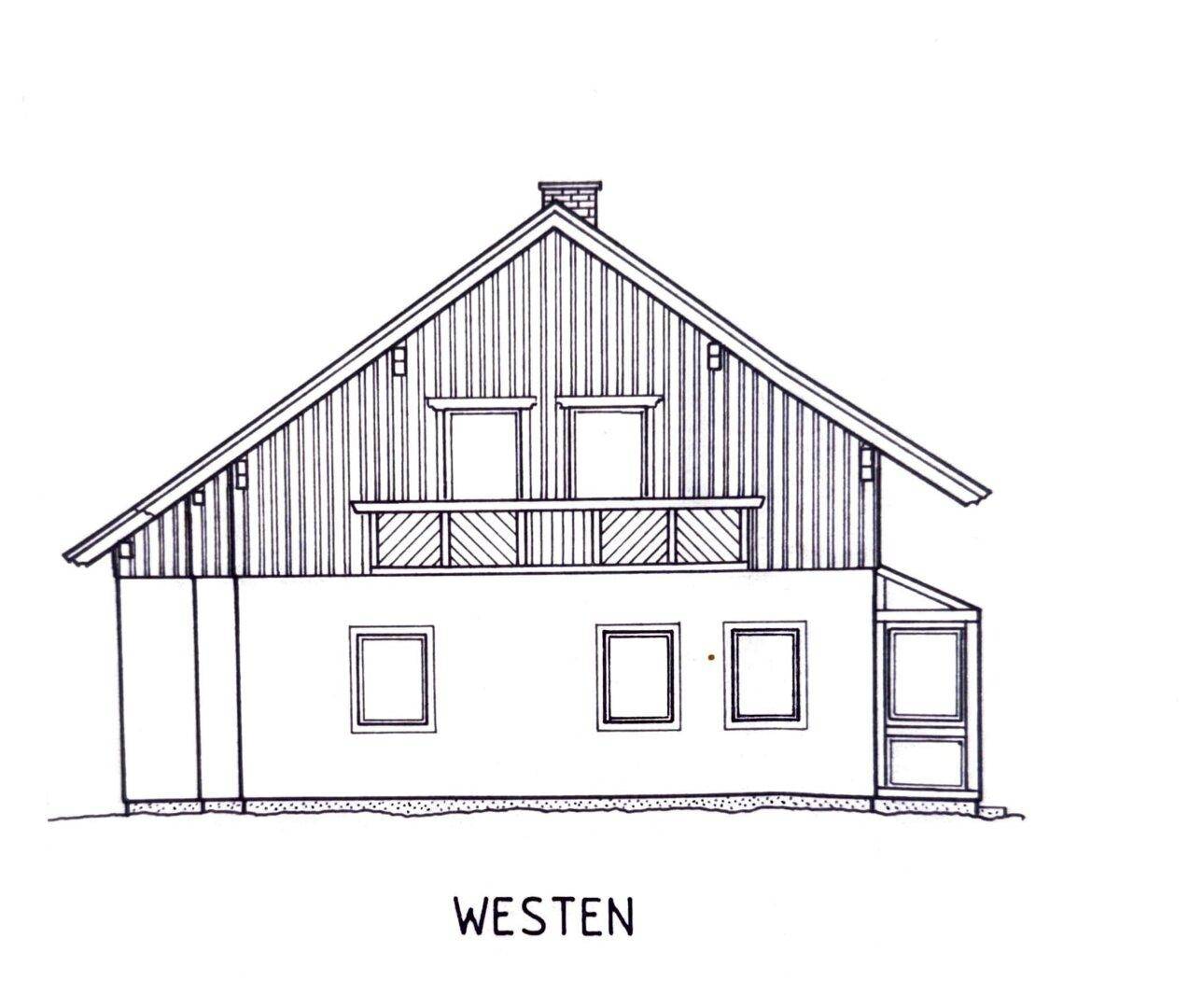 Westansicht des Hauses mit einem Balkon im Obergeschoss und Fenstern im Erdgeschoss.