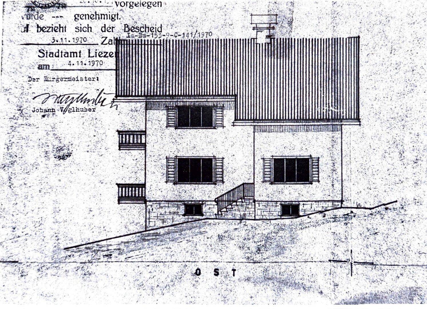 Ostansicht des Hauses mit Außentreppe und Balkonen, inklusive Genehmigungsvermerk.