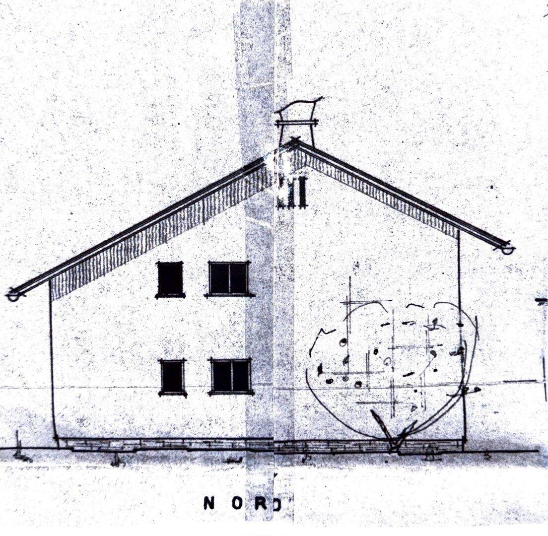 Nordansicht des Hauses mit schlichten Fenstern und traditioneller Dachform.