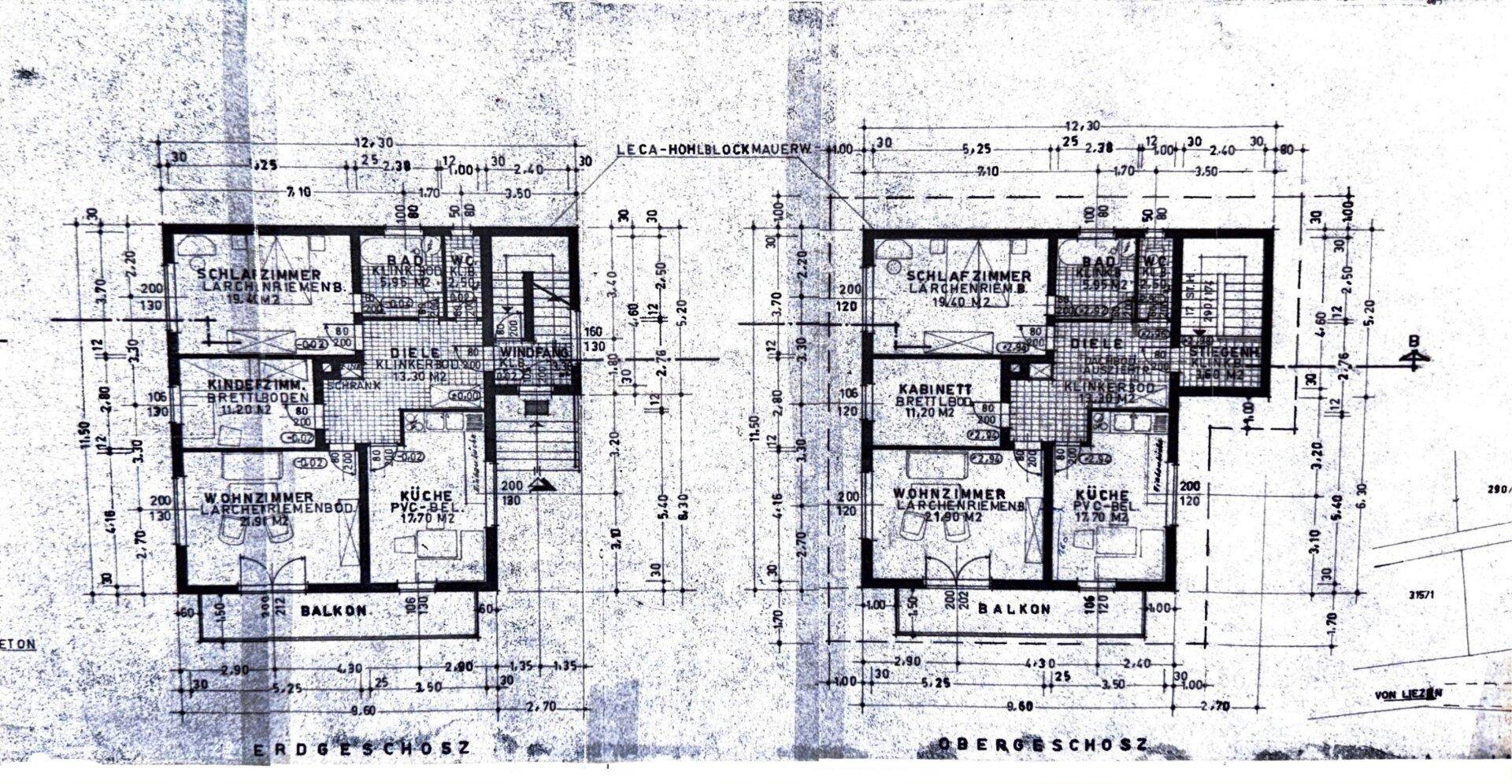 Historischer Grundriss des Erd- und Obergeschosses mit mehreren Zimmern und Balkonen.